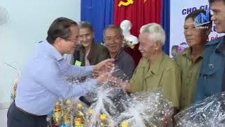 Tặng qu&agrave; Tết cho người d&acirc;n phường B&igrave;nh Minh v&agrave; x&atilde; T&acirc;n H&ograve;a