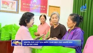 Nguy&ecirc;n Ph&oacute; Chủ tịch nước tặng qu&agrave; cho người d&acirc;n x&atilde; An Lục Long