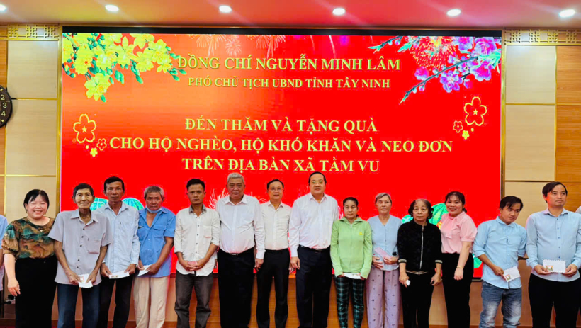 Ph&oacute; Chủ tịch UBND tỉnh T&acirc;y Ninh Nguyễn Minh L&acirc;m trao qu&agrave; tết tại x&atilde; Tầm Vu