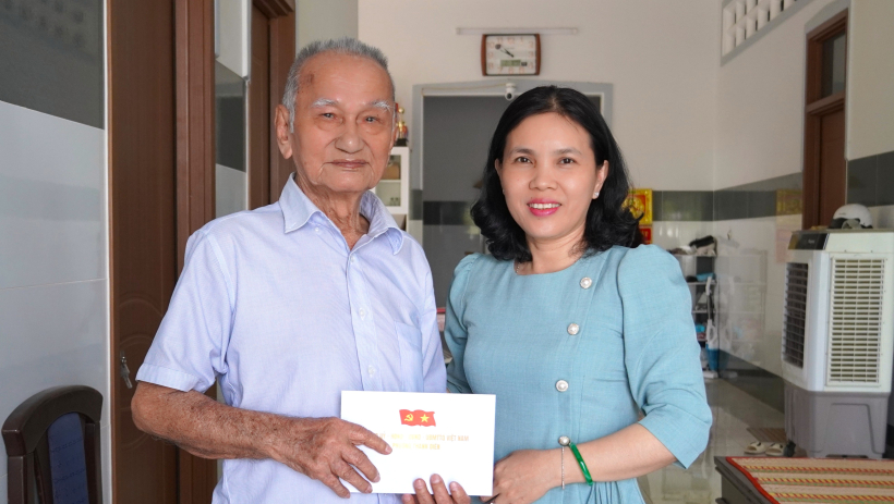 Phường Thanh Điền: Ch&uacute;c tết v&agrave; tặng qu&agrave; cho đảng vi&ecirc;n tr&ecirc;n 60 năm tuổi Đảng