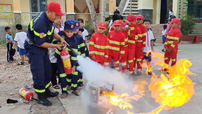 X&atilde; T&acirc;n Lập: Trải nghiệm l&agrave;m chiến sĩ chữa ch&aacute;y tại Trường Tiểu học Thạnh Bắc B