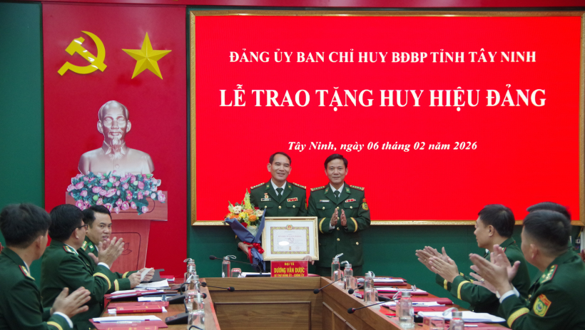Đảng ủy Ban Chỉ huy Bộ đội Bi&ecirc;n ph&ograve;ng tỉnh T&acirc;y Ninh trao Huy hiệu 30 năm tuổi Đảng