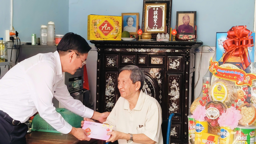 Gi&aacute;m đốc Sở N&ocirc;ng nghiệp v&agrave; M&ocirc;i trường thăm, tặng qu&agrave; tết tại x&atilde; Đ&ocirc;ng Th&agrave;nh