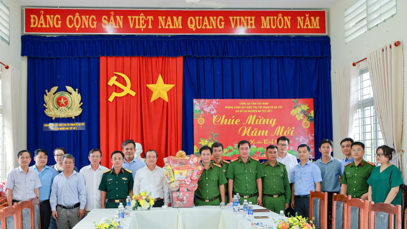 L&atilde;nh đạo tỉnh thăm, tặng qu&agrave; Cơ sở cai nghiện ma t&uacute;y v&agrave; Hội Người t&ugrave; kh&aacute;ng chiến