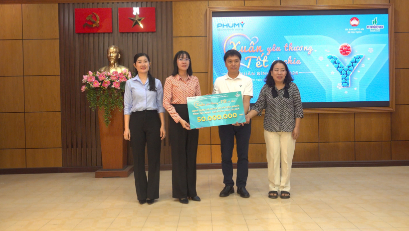 Trao qu&agrave; cho gia đ&igrave;nh ch&iacute;nh s&aacute;ch, hộ kh&oacute; khăn tại x&atilde; Hậu Nghĩa v&agrave; Đức Lập