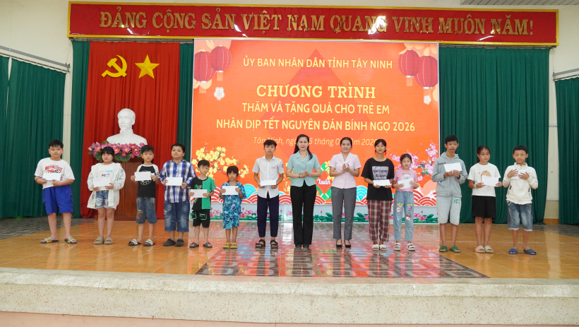 UBND tỉnh tặng qu&agrave; tết cho trẻ em c&oacute; ho&agrave;n cảnh kh&oacute; khăn phường T&acirc;n Ninh