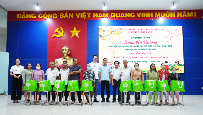 Phường Trảng B&agrave;ng tặng qu&agrave; tết cho gia đ&igrave;nh ch&iacute;nh s&aacute;ch, hộ c&oacute; ho&agrave;n cảnh kh&oacute; khăn