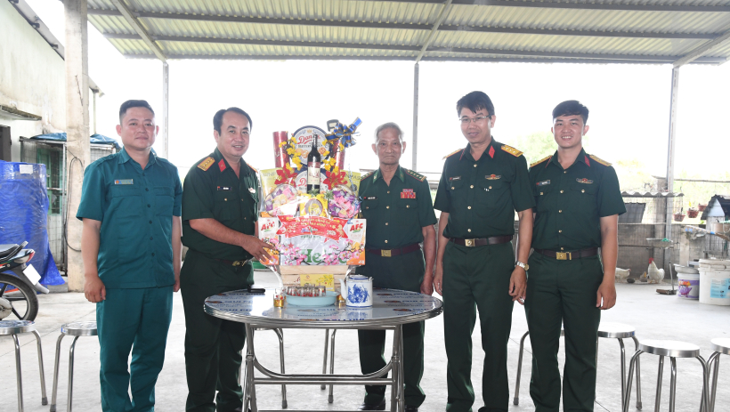 Bộ Chỉ huy Qu&acirc;n sự tỉnh T&acirc;y Ninh thăm, ch&uacute;c tết Anh h&ugrave;ng lực lượng vũ trang Nh&acirc;n d&acirc;n Trần Văn Năm