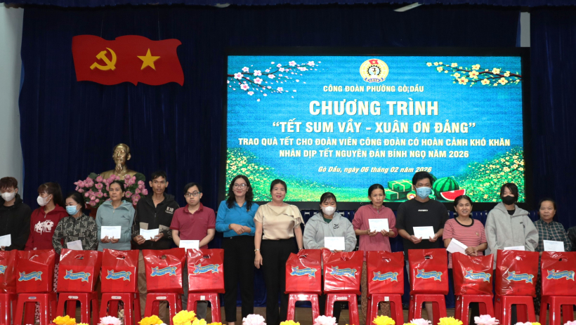 Tặng hơn 200 phần qu&agrave; cho đo&agrave;n vi&ecirc;n, người lao động c&oacute; ho&agrave;n cảnh kh&oacute; khăn