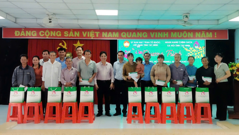 Ng&acirc;n h&agrave;ng Ch&iacute;nh s&aacute;ch x&atilde; hội Chi nh&aacute;nh tỉnh T&acirc;y Ninh trao qu&agrave; tại x&atilde; B&igrave;nh Hiệp