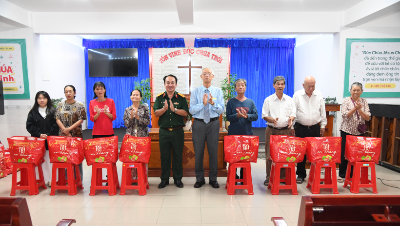 Bộ Chỉ huy Qu&acirc;n sự tỉnh thăm, ch&uacute;c tết Hội th&aacute;nh Tin l&agrave;nh Việt Nam - Chi hội Cần Giuộc