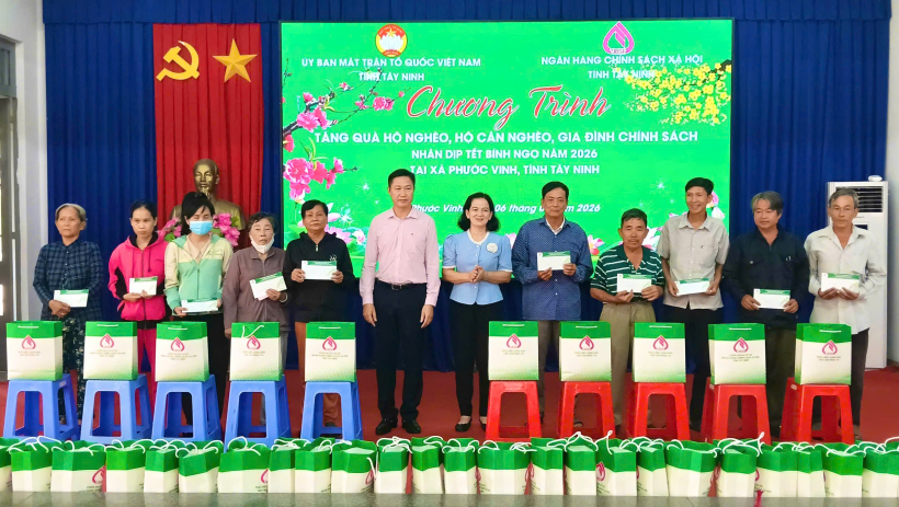 Ng&acirc;n h&agrave;ng Ch&iacute;nh s&aacute;ch x&atilde; hội Chi nh&aacute;nh tỉnh T&acirc;y Ninh tặng qu&agrave; tết cho người d&acirc;n x&atilde; Phước Vinh