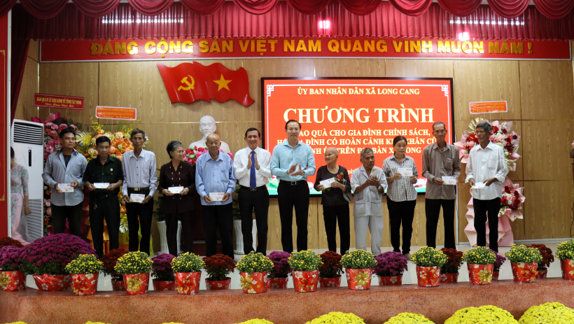 Ph&oacute; Chủ tịch UBND tỉnh Đo&agrave;n Trung Ki&ecirc;n thăm, tặng qu&agrave; tại x&atilde; Long Cang