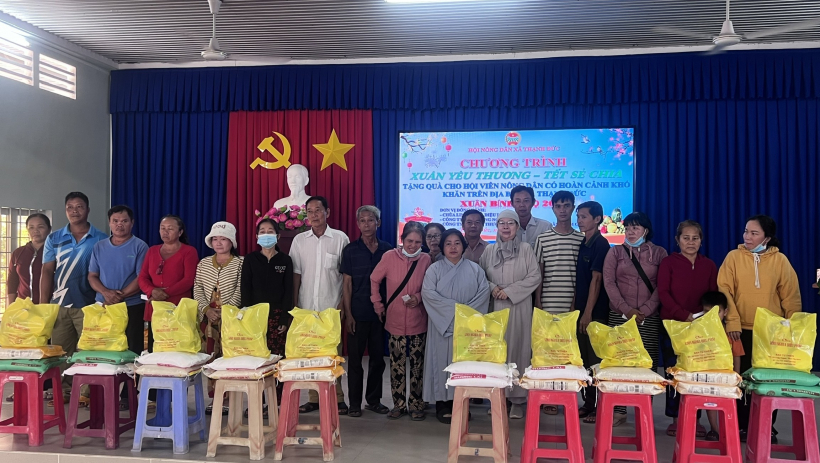 X&atilde; Thạnh Đức: Trao 50 phần qu&agrave; cho hội vi&ecirc;n n&ocirc;ng d&acirc;n c&oacute; ho&agrave;n cảnh kh&oacute; khăn