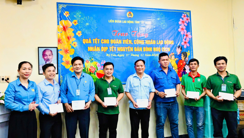 C&ocirc;ng đo&agrave;n x&atilde; Mỹ Y&ecirc;n trao 440 suất qu&agrave; tết cho người lao động