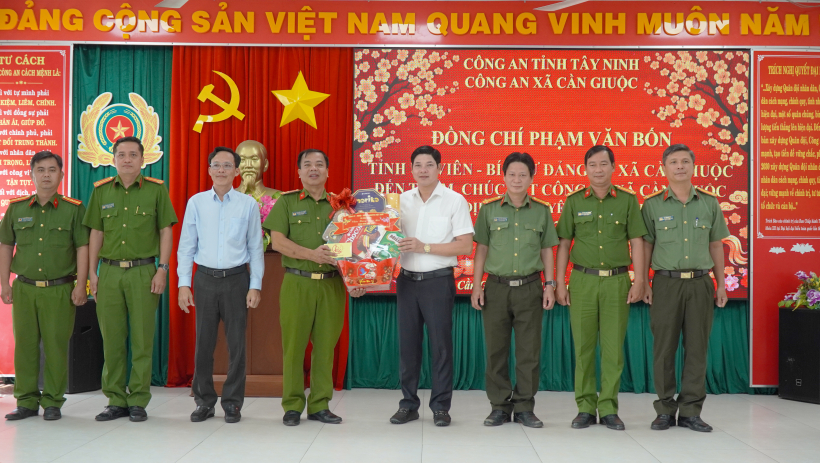 X&atilde; Cần Giuộc: Thăm, tặng qu&agrave; cho c&aacute;c lực lượng tr&ecirc;n địa b&agrave;n