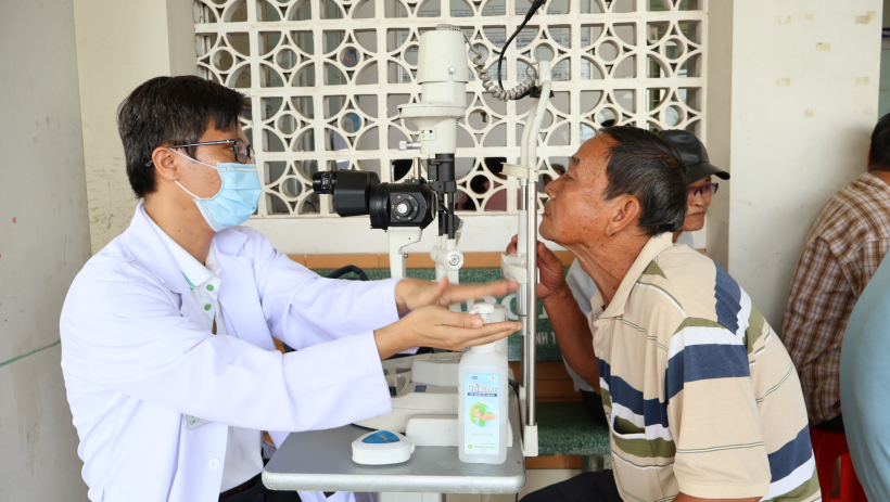 Kh&aacute;m bệnh, cấp thuốc miễn ph&iacute; cho hơn 290 người d&acirc;n x&atilde; Tru&ocirc;ng M&iacute;t 