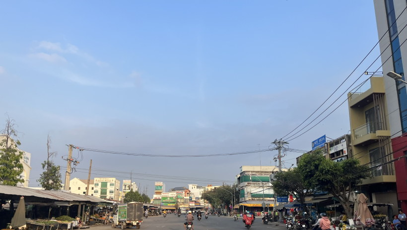 Từng bước xử l&yacute; triệt để t&igrave;nh trạng lấn chiếm vỉa h&egrave;, l&ograve;ng, lề đường xung quanh chợ Long Hoa