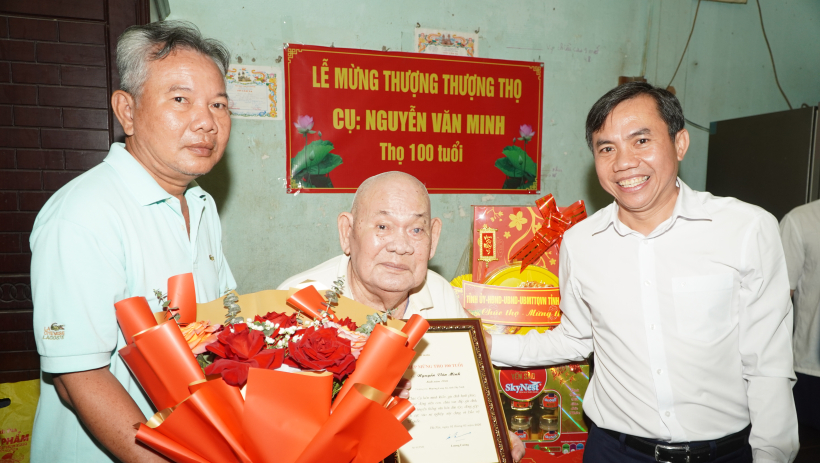 Phường Long An: Thăm, ch&uacute;c thọ c&ocirc;ng d&acirc;n tr&ograve;n 100 tuổi v&agrave; trao qu&agrave; tết cho trẻ em