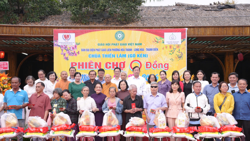 Trao tặng 1.800 suất qu&agrave; tết tại c&aacute;c phường Ho&agrave; Th&agrave;nh, Long Hoa, Thanh Điền 