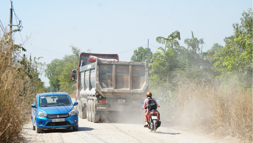Ấp Bến Kinh, x&atilde; Hưng Thuận: Người d&acirc;n phản &aacute;nh t&igrave;nh trạng đường giao th&ocirc;ng xuống cấp