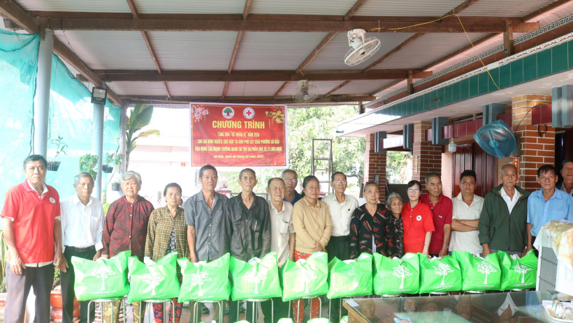 Phường G&ograve; Dầu tặng qu&agrave; tết cho người d&acirc;n c&oacute; ho&agrave;n cảnh kh&oacute; khăn 