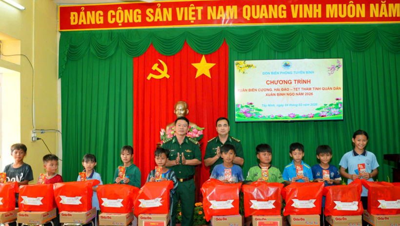 Xu&acirc;n bi&ecirc;n cương thắm t&igrave;nh qu&acirc;n d&acirc;n
