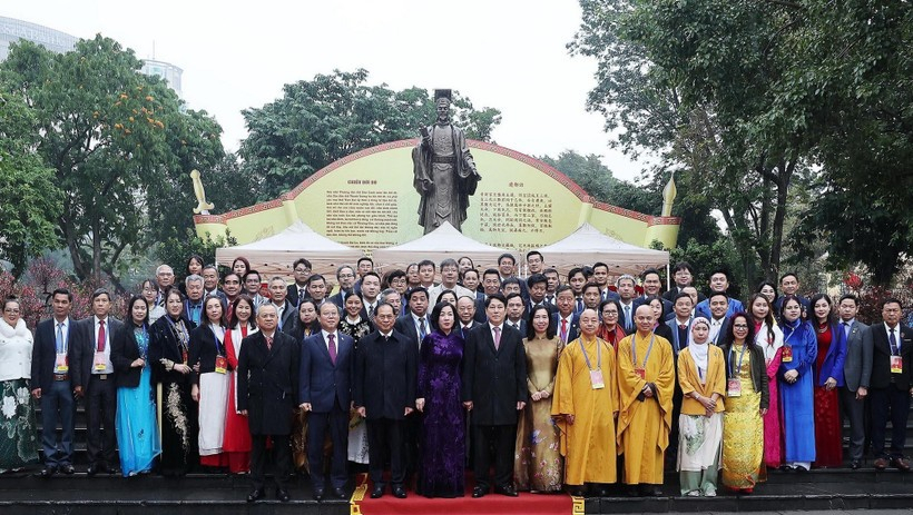 Chủ tịch nước Lương Cường c&ugrave;ng đại biểu kiều b&agrave;o d&acirc;ng hương tại Tượng đ&agrave;i L&yacute; Th&aacute;i Tổ v&agrave; đền Ngọc Sơn