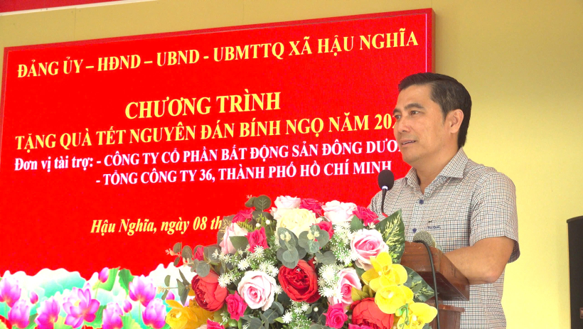 X&atilde; Hậu Nghĩa trao qu&agrave; tết cho hộ d&acirc;n kh&oacute; khăn v&agrave; lực lượng cơ sở