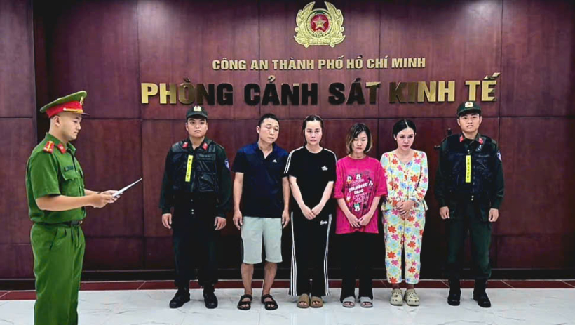 B&aacute;n hơn 10.000 chai nước hoa giả thương hiệu lớn, 4 người ở TP.HCM bị bắt