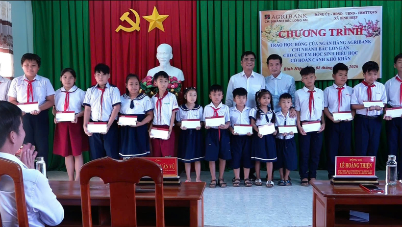 Agribank chi nh&aacute;nh Bắc Long An trao học bổng cho học sinh x&atilde; B&igrave;nh Hiệp