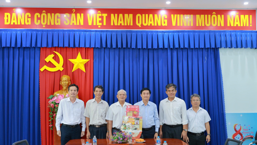 Ph&oacute; Chủ tịch HĐND tỉnh Nguyễn Hồng Sơn thăm, ch&uacute;c tết C&acirc;u lạc bộ Hưu tr&iacute; tỉnh