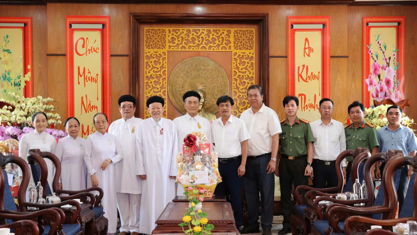 Ban Đại diện Hội th&aacute;nh Cao Đ&agrave;i T&ograve;a th&aacute;nh T&acirc;y Ninh thăm, ch&uacute;c tết Tỉnh ủy