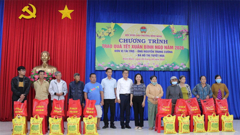 Hội N&ocirc;ng d&acirc;n phường B&igrave;nh Minh tặng 150 phần qu&agrave; tết cho hội vi&ecirc;n kh&oacute; khăn