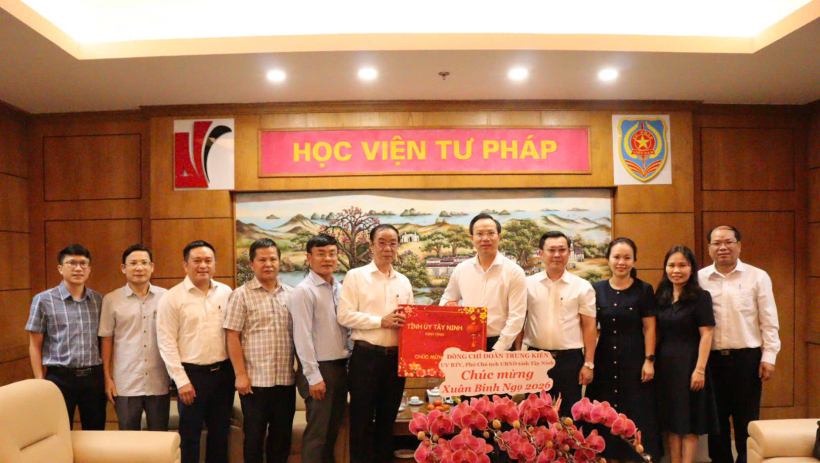 Ph&oacute; Chủ tịch UBND tỉnh Đo&agrave;n Trung Ki&ecirc;n thăm, ch&uacute;c tết tại TP.Hồ Ch&iacute; Minh