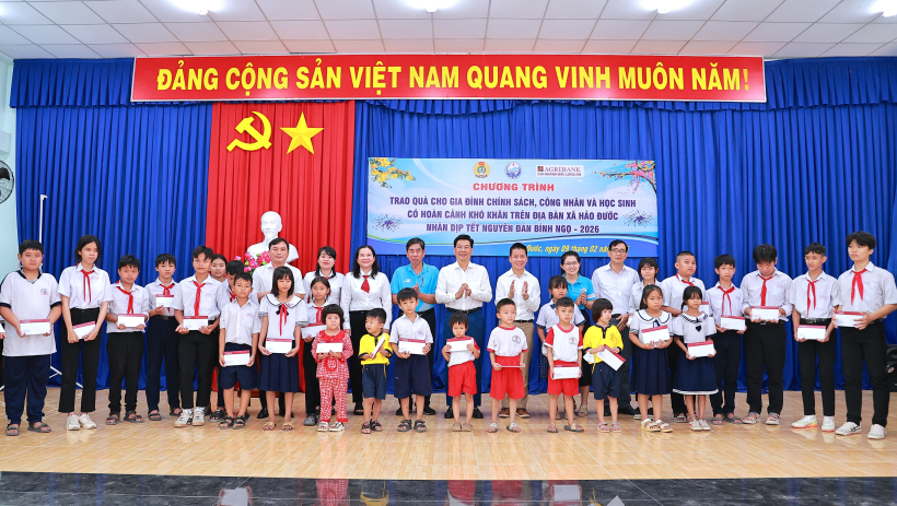 Ph&oacute; B&iacute; thư Thường trực Tỉnh ủy Nguyễn Mạnh H&ugrave;ng tặng qu&agrave; tết tại x&atilde;&nbsp;Hảo Đước 