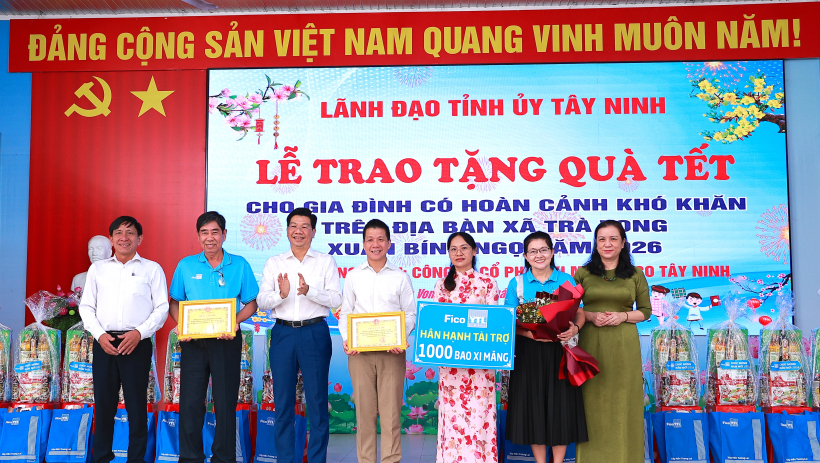 Ph&oacute; B&iacute; thư Thường trực Tỉnh ủy Nguyễn Mạnh H&ugrave;ng tặng qu&agrave; tết tại x&atilde;&nbsp;Tr&agrave; Vong