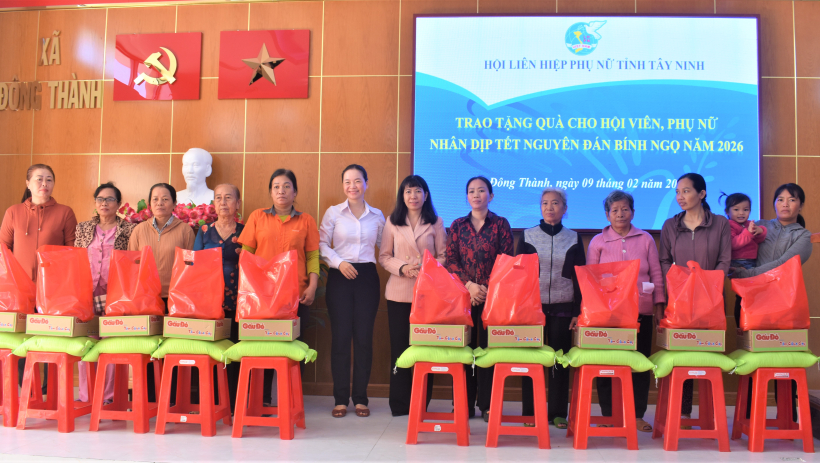 Hội Li&ecirc;n hiệp Phụ nữ tỉnh: Trao 300 phần qu&agrave; tết cho phụ nữ bi&ecirc;n giới