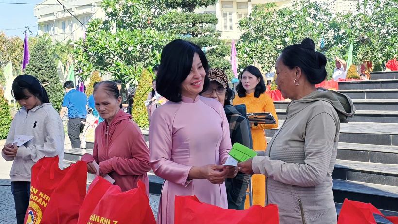 Xu&acirc;n y&ecirc;u thương - Ấm &aacute;p nghĩa t&igrave;nh tại x&atilde; T&acirc;n Ch&acirc;u