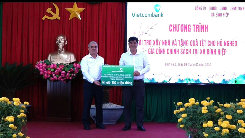 Vietcombank chung tay x&acirc;y nh&agrave;, trao qu&agrave; tết cho hộ ngh&egrave;o, gia đ&igrave;nh ch&iacute;nh s&aacute;ch tại x&atilde; B&igrave;nh Hiệp