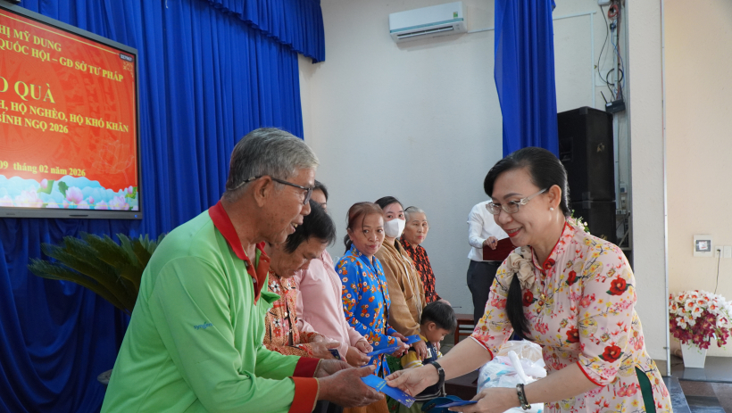 Gi&aacute;m đốc Sở Tư ph&aacute;p Phan Thị Mỹ Dung tặng qu&agrave; tết tại x&atilde; T&acirc;n Long