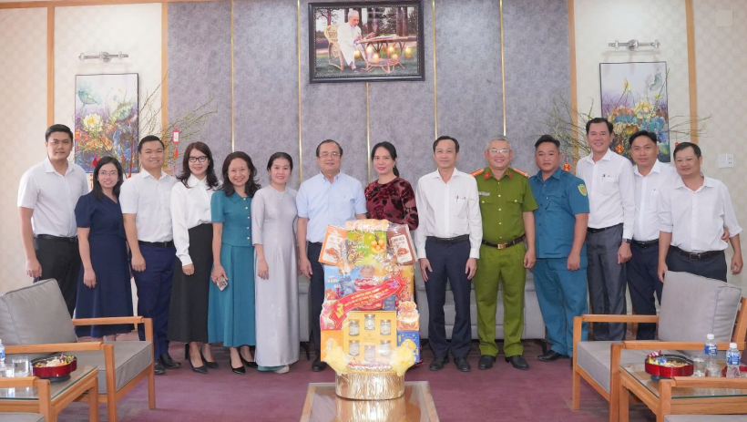 Ph&oacute; Chủ tịch UBND tỉnh Nguyễn Hồng Thanh thăm, ch&uacute;c tết phường T&acirc;n Ninh