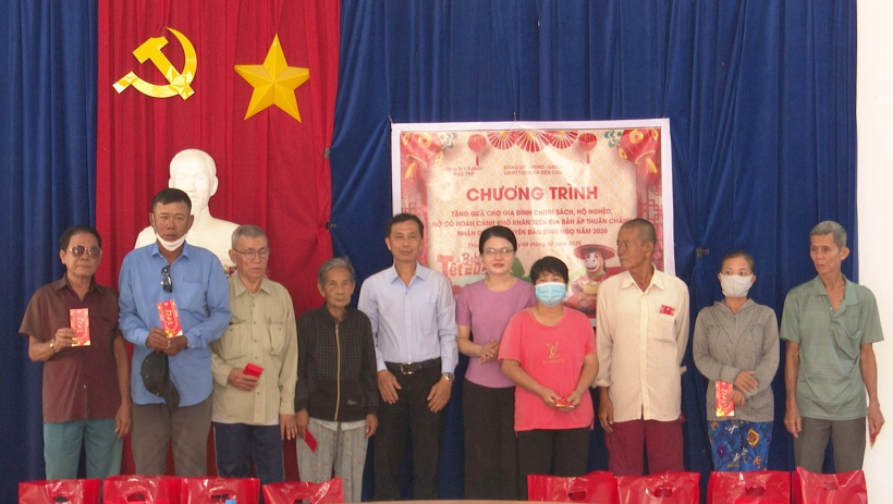 Chi cục Hải quan khu vực XVII trao tặng 100 phần qu&agrave; tết cho người d&acirc;n x&atilde; Bến Cầu