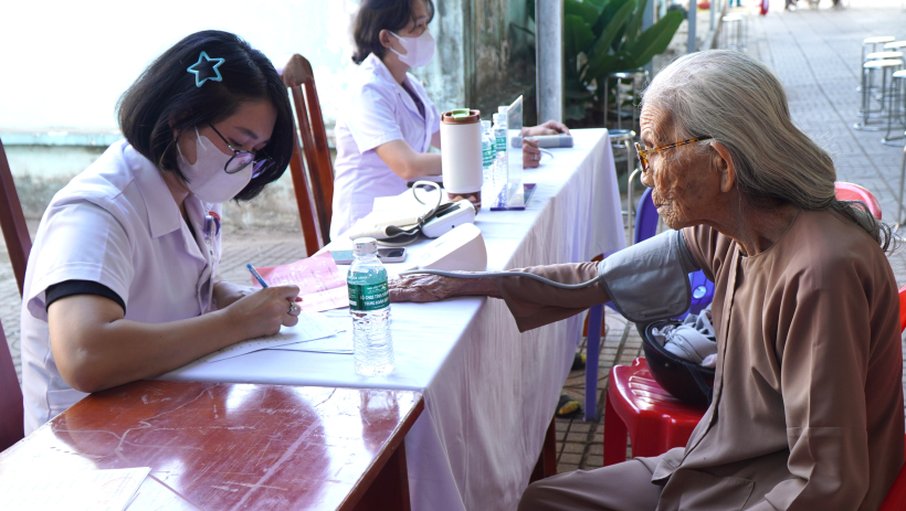 Kh&aacute;m bệnh, cấp thuốc miễn ph&iacute; cho người d&acirc;n x&atilde; Ninh Điền