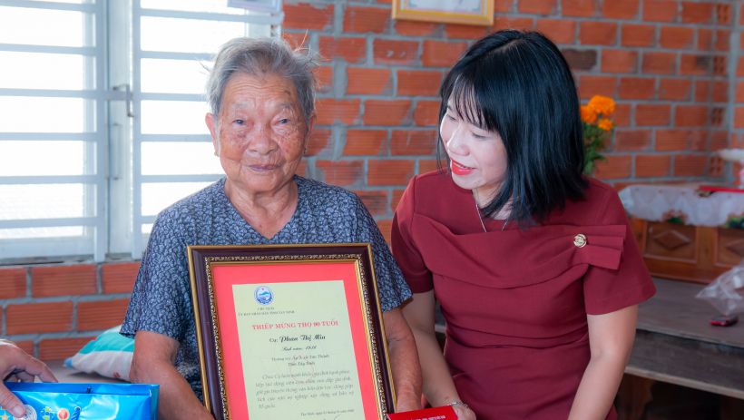 L&atilde;nh đạo x&atilde; T&acirc;n Th&agrave;nh thăm, ch&uacute;c tết v&agrave; mừng thọ c&ocirc;ng d&acirc;n