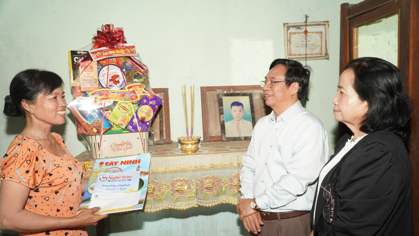 Hội Nh&agrave; b&aacute;o tỉnh thăm, ch&uacute;c tết c&aacute;c gia đ&igrave;nh nh&agrave; b&aacute;o liệt sĩ