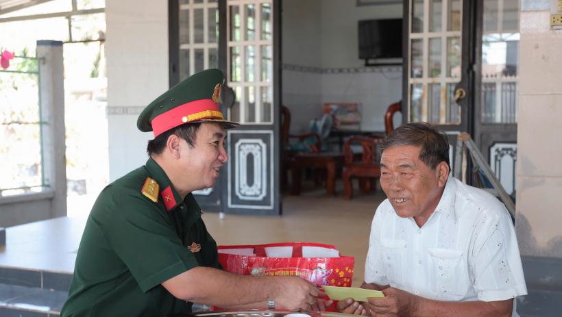Bộ Chỉ huy Qu&acirc;n sự tỉnh thăm, ch&uacute;c tết gia đ&igrave;nh ch&iacute;nh s&aacute;ch, người c&oacute; c&ocirc;ng với c&aacute;ch mạng