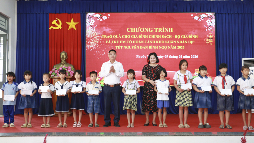 X&atilde; Phước Vinh trao qu&agrave; tết của B&iacute; thư Tỉnh ủy cho c&aacute;c gia đ&igrave;nh ch&iacute;nh s&aacute;ch