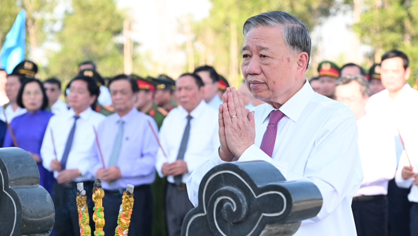 Tổng B&iacute; thư T&ocirc; L&acirc;m d&acirc;ng hương tại Khu di t&iacute;ch lịch sử văn h&oacute;a B&agrave;u Rong