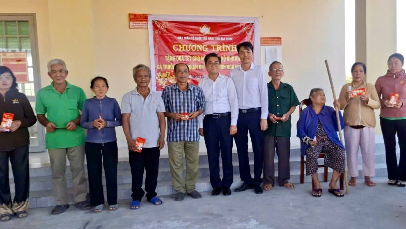 Chủ tịch Hội N&ocirc;ng d&acirc;n tỉnh thăm, tặng qu&agrave; cho hộ ngh&egrave;o, cận ngh&egrave;o tại x&atilde; Tru&ocirc;ng M&iacute;t